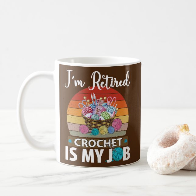 Taza De Café Soy un crochet jubilado es mi trabajo de diseño de (Con donut)