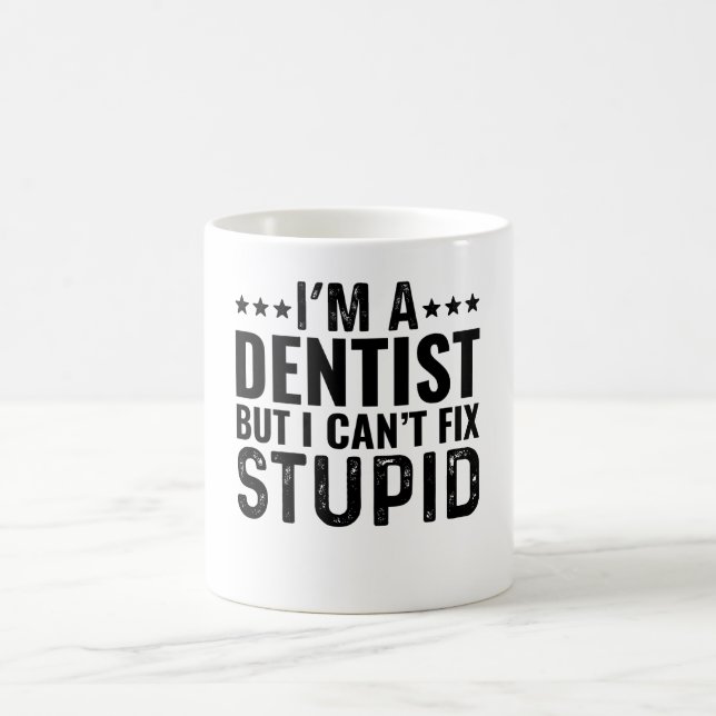 Taza De Café Soy un dentista pero no puedo arreglar lo estúpido (Centro)