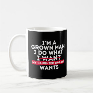 Taza De Café Soy un hombre adulto hago lo que mi nuera quiere