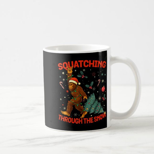 Taza De Café Squatching Through The Snow Funny Bigfoot Rock On  (Derecha)