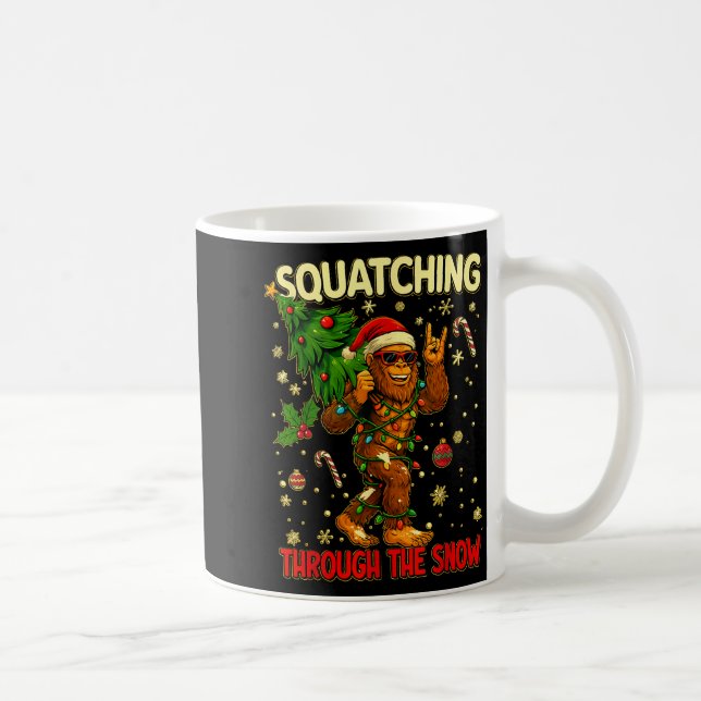 Taza De Café Squatching Through The Snow Funny Bigfoot Xmas Lig (Derecha)