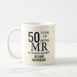 Taza De Café Sr. Always Right Fun Golden 50° aniversario<br><div class="desc">Personalizar el nombre de Mr. Always Right para crear un regalo divertido y único para celebrar un 50 aniversario especial de boda. Diseñado por Thisisnotme©</div>