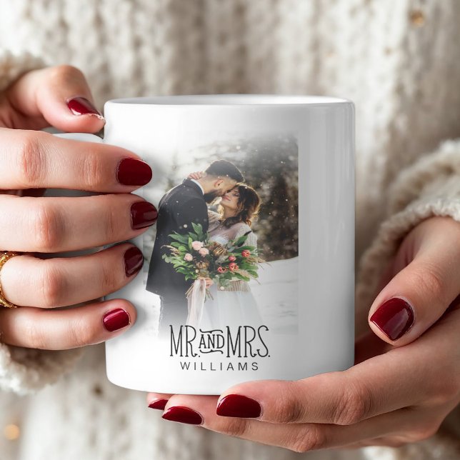 Taza De Café Sr. y Mrs Newlyw Photo (This newlywed mug features hand-lettered Mr. and Mrs. font along with a photo.)