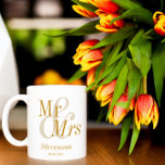 Taza De Café Sr. y Sra. Gold Script Boda Gift<br><div class="desc">El Sr. y la Sra. Gold Script Boda Gift Coffee Mug. Un regalo perfecto para tu pareja o recién casados favoritos. Fácil de personalizar. ¡Coge el tuyo hoy!</div>