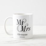 Taza De Café Sr. y Sra. Minimal Modern Boda Gift<br><div class="desc">Sr. y Sra. Minimal Modern Boda Regalo Café Mug. Un regalo perfecto para tu pareja o recién casados favoritos. Fácil de personalizar. ¡Descúbrelos!</div>