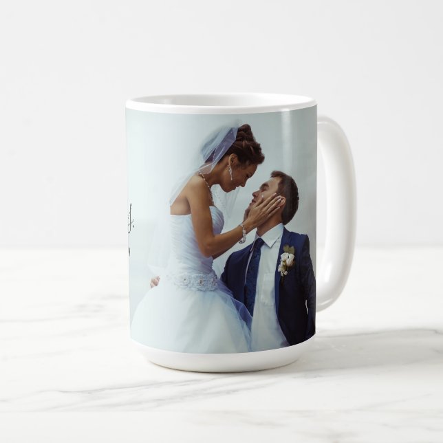 Taza De Café Sr. y Sra. Script Monogram Boda Photo (Anverso derecho)