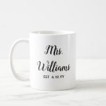 Taza De Café Sra. Est Su Personalizado De Regalo De Novia Perso<br><div class="desc">mrs personalizada marca tu fecha, regalo de compromiso para boda de novia, regalo para boda de novia, monograma apellido recién casado moderno, fiesta de soltera mrs recién casada, ducha de novia recién casada, tipografía linda en blanco y negro, regalo de cumpleaños de novia mug, personalizado personaliza su copa de caligrafía,...</div>