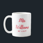 Taza De Café Sra. Est Su Personalizado De Regalo De Novia Perso<br><div class="desc">mrs personalizada marca tu fecha, regalo de compromiso para boda de novia, regalo para boda de novia, monograma apellido recién casado moderno, fiesta de soltera mrs recién casada, ducha de novia recién casada, adorable Navidad tipografía roja y blanca, regalo de cumpleaños de novia mug, personalizado personaliza su copa de caligrafía,...</div>