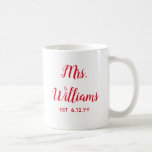 Taza De Café Sra. Est Su Personalizado De Regalo De Novia Perso<br><div class="desc">mrs personalizada marca tu fecha, regalo de compromiso para boda de novia, regalo para boda de novia, monograma apellido recién casado moderno, fiesta de soltera mrs recién casada, ducha de novia recién casada, adorable Navidad tipografía roja y blanca, regalo de cumpleaños de novia mug, personalizado personaliza su copa de caligrafía,...</div>