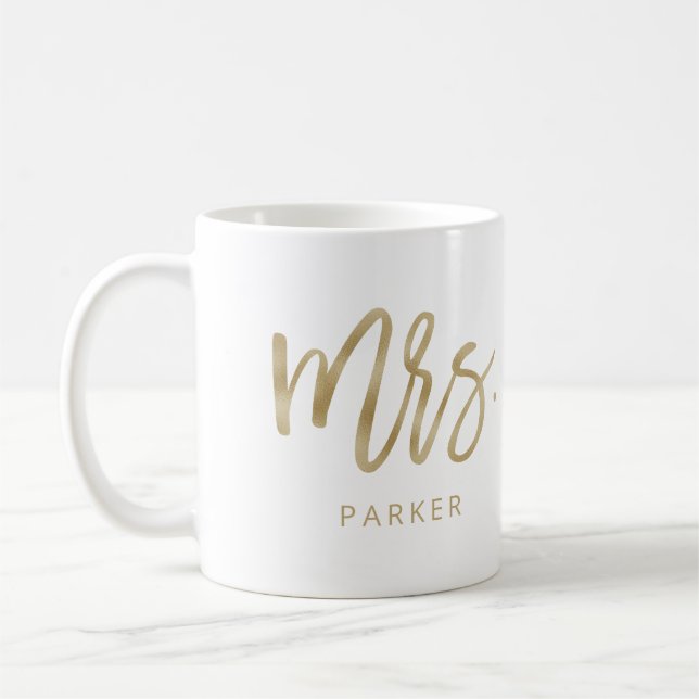 Taza De Café Sra. | Guión dorado moderno y apellido (Izquierda)