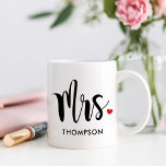 Taza De Café Sra. Modern Black Script Boda personalizada<br><div class="desc">Personalizado coffee mug presenta a la Sra. en un guión negro moderno con un acento rojo lindo y tu apellido casado. Un regalo perfecto para una futura novia, para una pareja recién casada, o para regalar tu cariño al El día de San Valentín. Visite nuestra tienda o colección de abajo...</div>