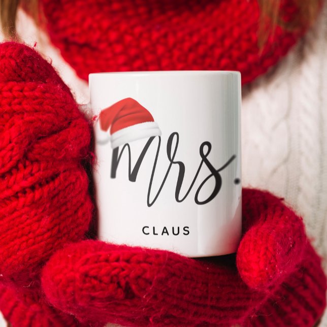 Taza De Café Sra. Navidades Santa Hat Name (Hand Lettered Mrs. with a Santa hat. Keep it as Mrs. Claus or change it to your last name.)