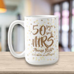 Taza De Café Sra. Right Fun 50 Aniversario de Oro<br><div class="desc">El perfecto regalo del 50 aniversario de oro de la boda para la Sra. Always Right. Personalice con el nombre y el año boda. Un regalo divertido,  único y personalizable para celebrar el boda aniversario de cualquiera. Diseñado por Thisisnotme©</div>