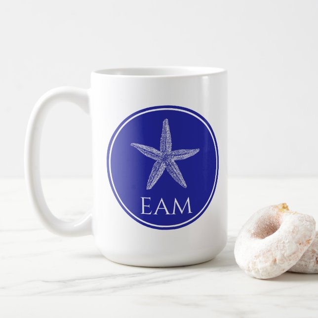 Taza De Café Starfish blanco costero en monograma azul marino (Con donut)