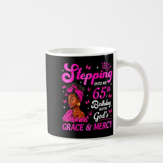 Taza De Café Stepng Into My 65th Birthday Christian Bday Women  (Derecha)