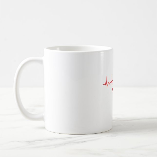 Taza De Café Still Alive – Minimal Heartbeat Dark Humor Design (Izquierda)