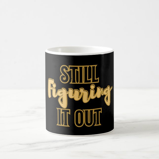 Taza De Café Still Figuring It Out – Funny Motivational (Centro)