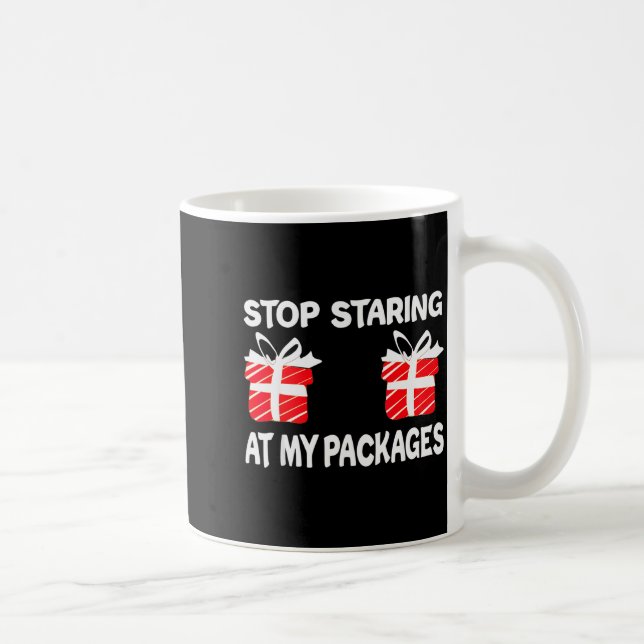 Taza De Café Stop Staring At My Packages Funny Christmas Naught (Derecha)