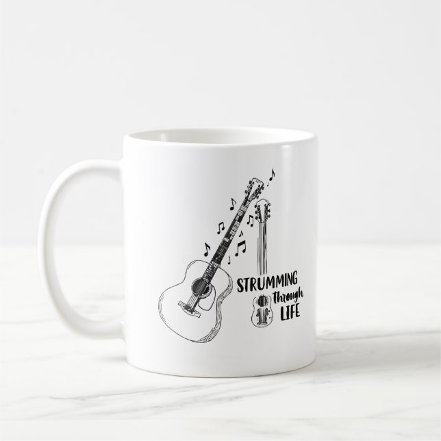 Taza De Café Strumming Through Life – Minimalist Guitar Mug (Izquierda)