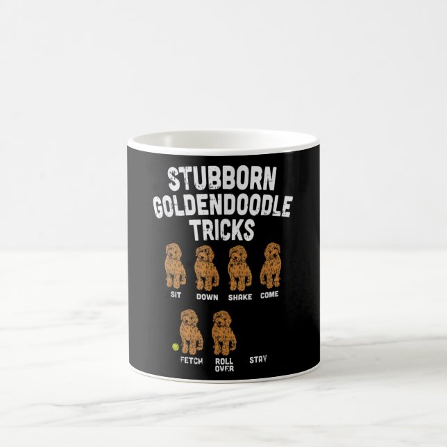 Taza De Café Stubborn Goldendoodle Tricks, divertido entrenador (Centro)