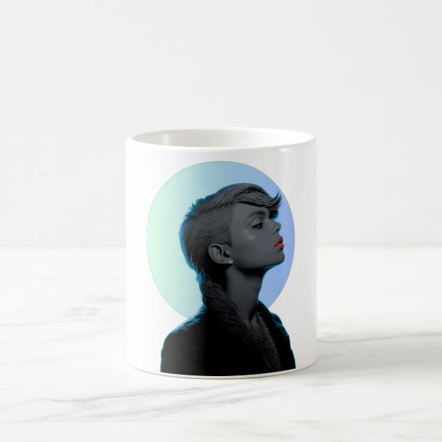 Taza De Café Stylish Woman in Monochromatic Portrait (Centro)