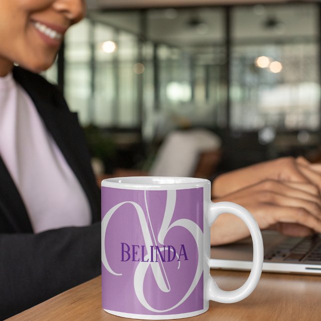 Taza De Café Su nombre y su lavanda inicial gris morado (Subido por el creador)