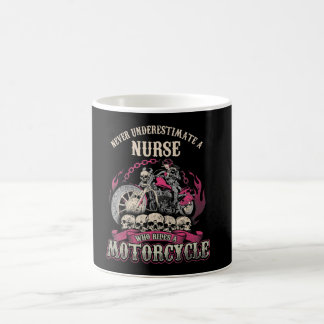 Taza De Café Subestimar a la enfermera que va en motociclista