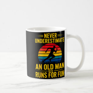 Taza De Café Subestimar a un anciano que corre por diversión ma