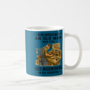 Taza De Café Subestimar a un anciano que hace carpintería