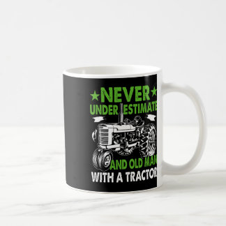 Taza De Café Subestimar a un viejo con un tractor