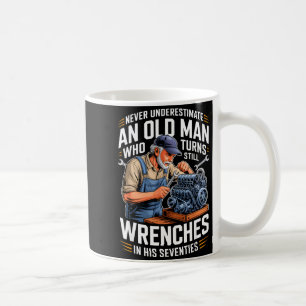 Taza De Café Subestimar a un viejo que ajusta tuercas