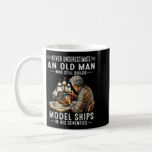 Taza De Café Subestimar a un viejo que construye barcos modelo