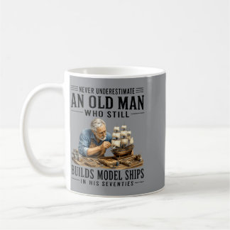 Taza De Café Subestimar a un viejo que construye barcos modelo
