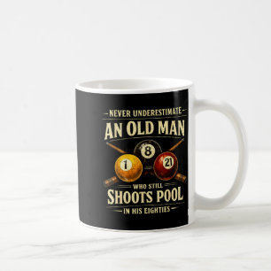 Taza De Café Subestimar a un viejo que juega billar a ocho