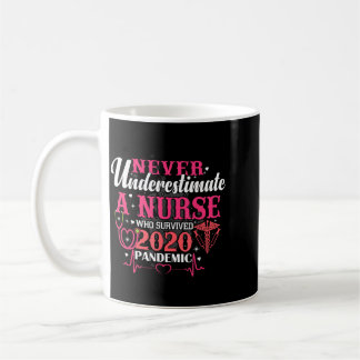 Taza De Café Subestimar a una enfermera que sobrevivió 2020 Div