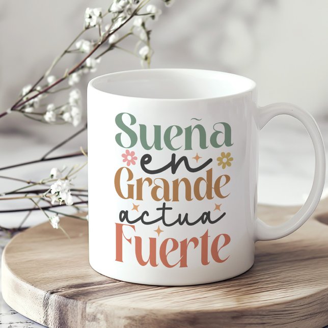 Taza De Café "Sueña en Grande Actúa Fuerte" Boho Inspirador ("Sueña en Grande Actúa Fuerte" Boho Inspirational Coffee Mug on a sunny neutral boho kitchen table.)