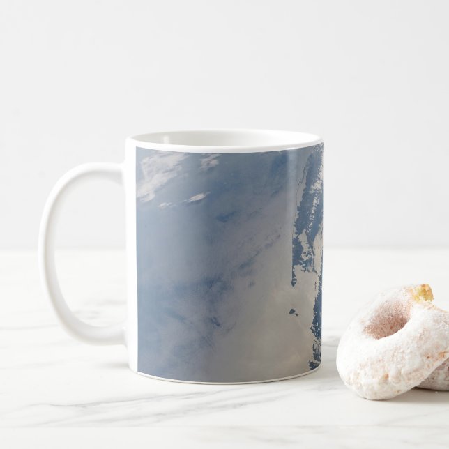 Taza De Café Sunglint En La Costa De Massachusetts. (Con donut)