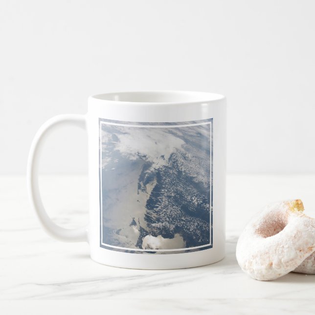 Taza De Café Sunglint En La Costa De Massachusetts. (Con donut)