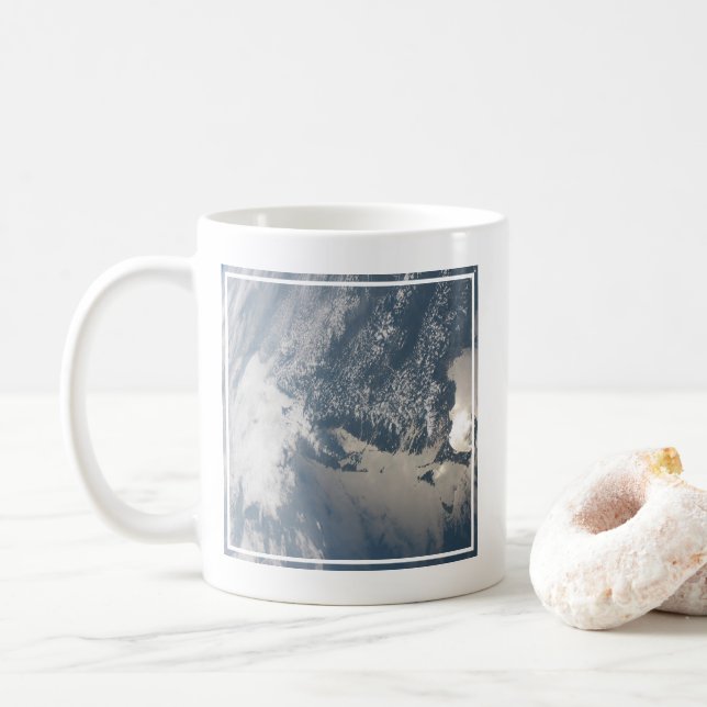 Taza De Café Sunglint En Las Aguas De La Tierra. (Con donut)