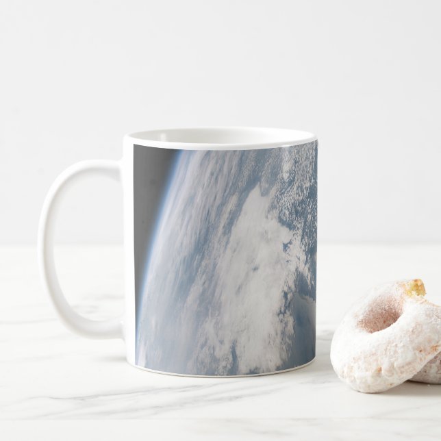 Taza De Café Sunglint En Las Aguas De La Tierra. (Con donut)