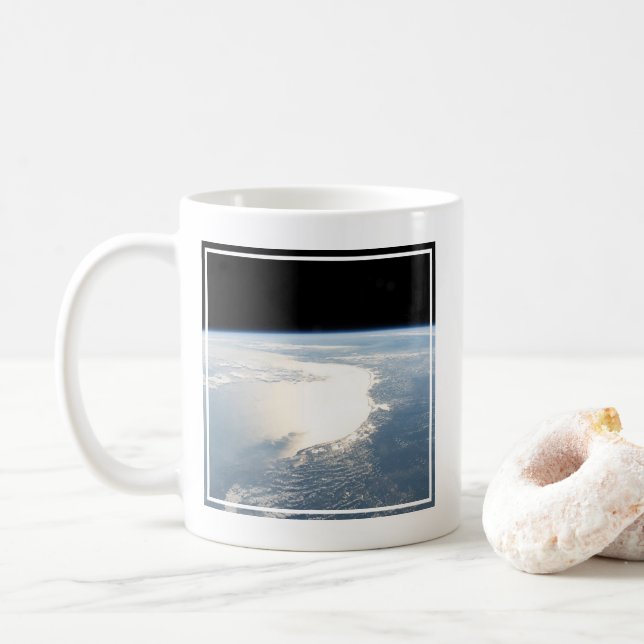 Taza De Café Sunglint Reflexiona Sobre El Golfo De México (Con donut)