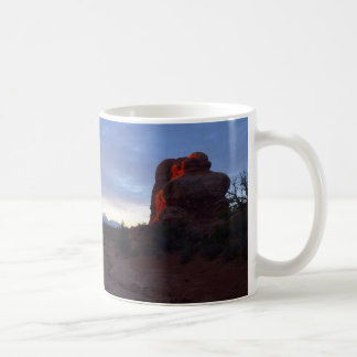 Taza De Café Sunrise at the Windows Trail in Arches