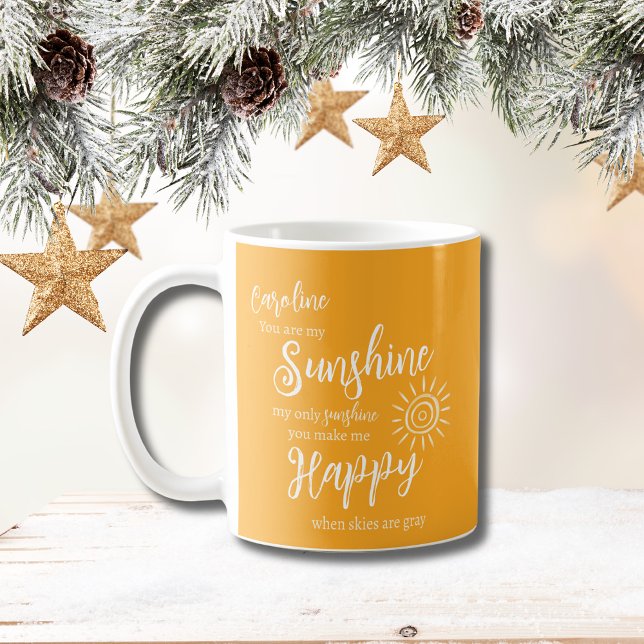 Taza De Café Sunshine personalizado me haces feliz amarillo (Personalized Sunshine You Make Me Happy Mug in Yellow Orange with modern script and yellow sun.)