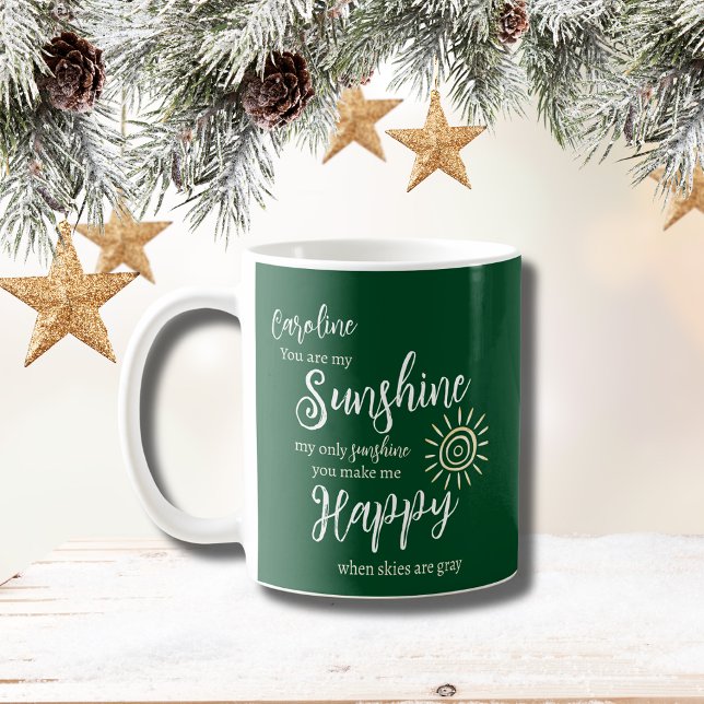 Taza De Café Sunshine personalizado me haces feliz verde (Personalized Sunshine You Make Me Happy mug in forest green with yellow sun and script font.)