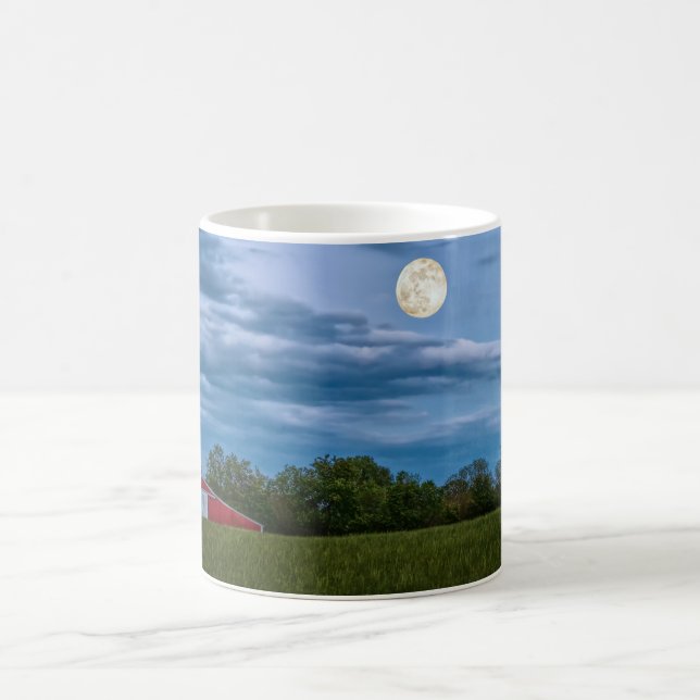 Taza de café Super Flower Moon Over A Barn (Centro)