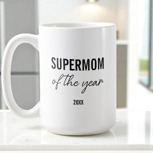 Taza De Café Supermamá con letra moderna simple en negro y blan