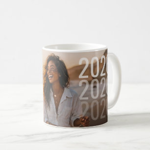 Taza De Café Superposición de Año Mínimo PhotoPop para Graduaci