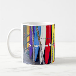 Taza De Café Surf Quote con tablas de colores