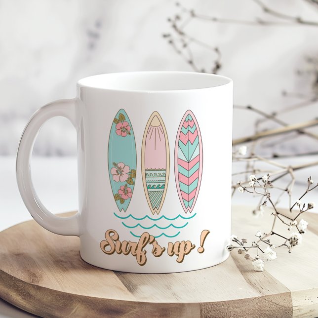 Taza De Café Surfboards Retro Pastel (Retro Pastel Surfboards Coffee Mug on a sunny boho wooden kitchen table with tiny white flowers)