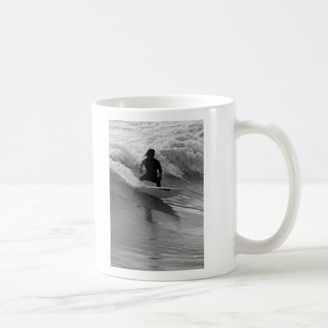 Taza De Café Surfing The Waves Grayscale (Derecha)